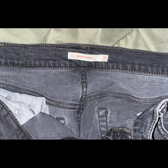 Levi’s Wedgie High Rise Skinny Jeans with Button Closure - Picture 4 of 4